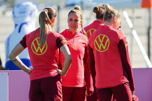 Herzogenaurach, Germany 08 April 2026 Training of the German womens national soccer team in preparation for the World Cup qualifiers in Herzogenaurach Pictured from left Selina Cerci Germany and Giulia Gwinn Germany Copyright: HMBxMedia MadeleinexFantini