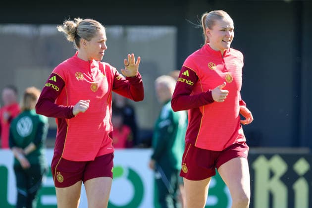 Herzogenaurach, Germany 08 April 2026 Training of the German womens national soccer team in preparation for the World Cup qualifiers in Herzogenaurach Pictured from left Rebecca Knaak Germany and Camilla Küver Kuever Germany Copyright: HMBxMedia MadeleinexFantini