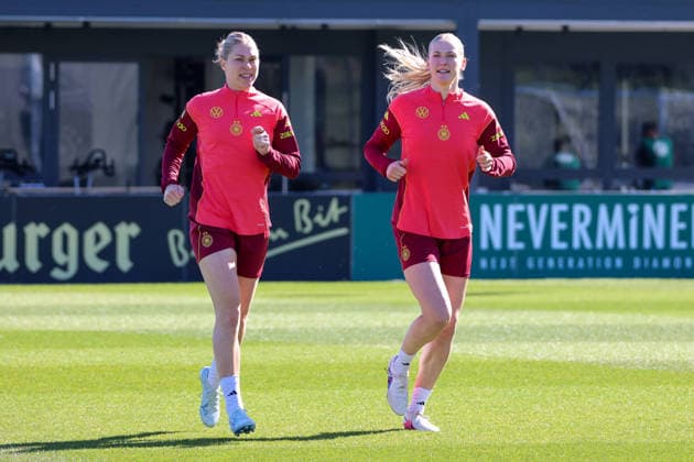 Herzogenaurach, Germany 08 April 2026 Training of the German womens national soccer team in preparation for the World Cup qualifiers in Herzogenaurach Pictured from left Rebecca Knaak Germany and Camilla Küver Kuever Germany Copyright: HMBxMedia MadeleinexFantini