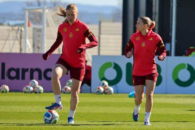 Herzogenaurach, Germany 08 April 2026 Training of the German womens national soccer team in preparation for the World Cup qualifiers in Herzogenaurach Pictured from left Sjoeke Nüsken Nuesken Germany and Elisa Senß Senss Germany Copyright: HMBxMedia MadeleinexFantini