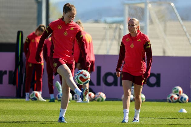 Herzogenaurach, Germany 08 April 2026 Training of the German womens national soccer team in preparation for the World Cup qualifiers in Herzogenaurach Pictured from left Sjoeke Nüsken Nuesken Germany and Elisa Senß Senss Germany Copyright: HMBxMedia MadeleinexFantini