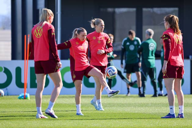 Herzogenaurach, Germany 08 April 2026 Training of the German womens national soccer team in preparation for the World Cup qualifiers in Herzogenaurach Pictured from left Camilla Küver Kuever Germany , Elisa Senß Senss Germany and Sjoeke Nüsken Nuesken Germany Copyright: HMBxMedia MadeleinexFantini