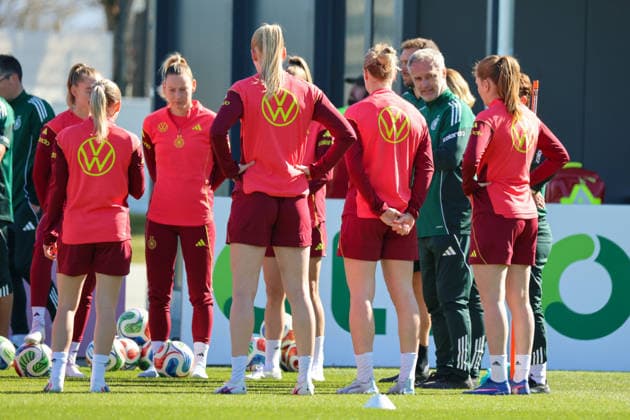 Herzogenaurach, Germany 08 April 2026 Training of the German national womens soccer team in preparation for the World Cup qualifiers in Herzogenaurach In the picture The players of the German national womens soccer team in the team circle for the team meeting with national coach Christian Wück Wueck Germany Copyright: HMBxMedia MadeleinexFantini