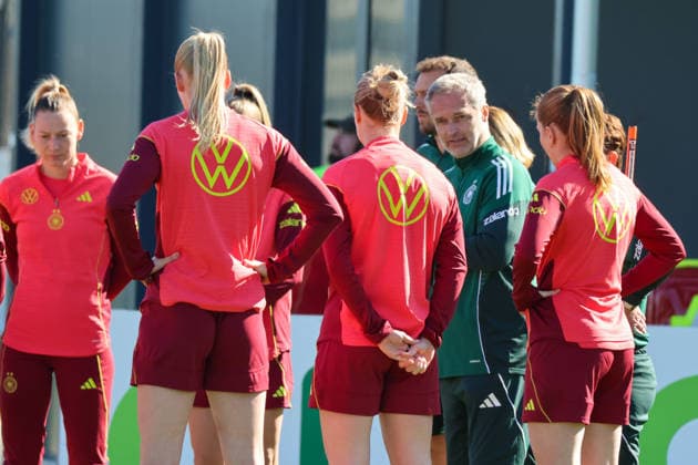 Herzogenaurach, Germany 08 April 2026 Training of the German national womens soccer team in preparation for the World Cup qualifiers in Herzogenaurach In the picture The players of the German national womens soccer team in the team circle for the team meeting with national coach Christian Wück Wueck Germany Copyright: HMBxMedia MadeleinexFantini