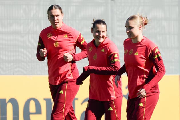 Herzogenaurach, Germany 08 April 2026 Training of the German womens national soccer team in preparation for the World Cup qualifiers in Herzogenaurach Pictured from left Larissa Mühlhaus Muehlhaus Germany , Carlotta Wamser Germany and Jella Veit Germany Copyright: HMBxMedia MadeleinexFantini
