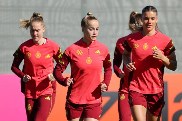 Herzogenaurach, Germany 08 April 2026 Training of the German womens national soccer team in preparation for the World Cup qualifiers in Herzogenaurach Pictured from left Janina Minge Germany , Giulia Gwinn Germany and Selina Cerci Germany Copyright: HMBxMedia MadeleinexFantini