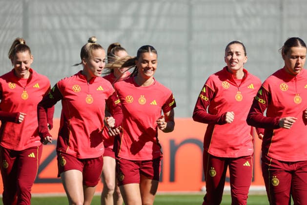 Herzogenaurach, Germany 08 April 2026 Training of the German national womens soccer team in preparation for the World Cup qualifiers in Herzogenaurach Pictured from left Sarai Linder Germany , Giulia Gwinn Germany , Selina Cerci Germany , Laura Freigang Germany and Larissa Mühlhaus Muehlhaus Germany Copyright: HMBxMedia MadeleinexFantini