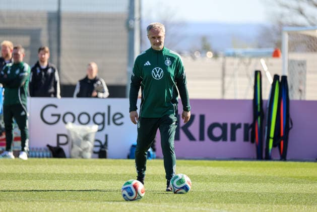 Herzogenaurach, Germany 08 April 2026 Training of the German womens national soccer team in preparation for the World Cup qualifiers in Herzogenaurach In the picture national coach Christian Wück Wueck Germany Copyright: HMBxMedia MadeleinexFantini
