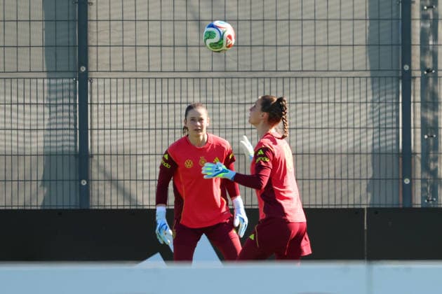 Herzogenaurach, Germany 08 April 2026 Training of the German womens national soccer team in preparation for the World Cup qualifiers in Herzogenaurach Pictured from left Copyright: HMBxMedia MadeleinexFantini