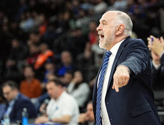 Anadolu Efes v Partizan - EuroLeague ISTANBUL, TURKIYE - APRIL 8: Head Coach of Anadolu Efes Pablo Laso gives tactics during the Turkish Airlines EuroLeague Round 36 game at the Turkcell Basketball Development Center, on April 8, 2026, in Istanbul, Turkiye. Esra Bilgin Anadolu Istanbul Turkey. Editorial use only. Please get in touch for any other usage.  Copyright: x2026xAnadoluxEsraxBilginx