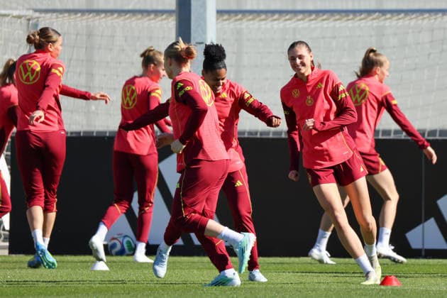 Herzogenaurach, Germany 08 April 2026 Training of the German womens national soccer team in preparation for the World Cup qualifiers in Herzogenaurach Pictured from left Larissa Mühlhaus Muehlhaus Germany , Jella Veit Germany , Shekiera Martinez Germany and Jule Brand Germany Copyright: HMBxMedia MadeleinexFantini