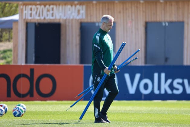 Herzogenaurach, Germany 08 April 2026 Training of the German womens national soccer team in preparation for the World Cup qualifiers in Herzogenaurach In the picture national coach Christian Wück Wueck Germany Copyright: HMBxMedia MadeleinexFantini