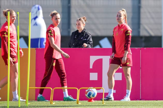 Herzogenaurach, Germany 08 April 2026 Training of the German national womens soccer team in preparation for the World Cup qualifiers in Herzogenaurach Pictured from left Rebecca Knaak Germany , Laura Freigang Germany and Giulia Gwinn Germany Copyright: HMBxMedia MadeleinexFantini