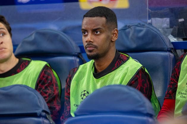 Football - UEFA Champions League - Quarter-Final - 1st Leg - Paris Saint-Germain FC v Liverpool FC PARIS, FRANCE - Wednesday, April 8, 2026: Liverpool s substitute Alexander Isak on the bench before the UEFA Champions League Quarter-Final 1st Leg match between Paris Saint-Germain FC and Liverpool FC at the Parc des Princes. (Photo by David Rawcliffe Propaganda) PARIS Parc des Princes ÃŽLE-DE-FRANCE FRANCE  Copyright: xDavidxRawcliffex P2026-04-08-PSG_Liverpool-28