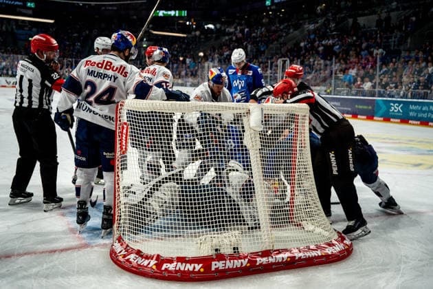 08.04.2026, xdaymx, Eishockey Penny DEL 1 2 Finale, Adler Mannheim - EHC Red Bull München Wo ist der Puck? Unübersichtliche Szene nach einer Großchance von Mannheim (DFL DFB REGULATIONS PROHIBIT ANY USE OF PHOTOGRAPHS as IMAGE SEQUENCES and or QUASI-VIDEO) Mannheim *** 08 04 2026, xdaymx, Eishockey Penny DEL 1 2 Final, Adler Mannheim EHC Red Bull München Where is the puck Unclear scene after a great chance by Mannheim DFL DFB REGULATIONS PROHIBIT ANY USE OF PHOTOGRAPHS as IMAGE SEQUENCES and or QUASI VIDEO Mannheim