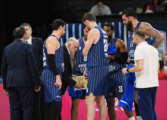 Anadolu Efes v Partizan - EuroLeague ISTANBUL, TURKIYE - APRIL 8: Head Coach of Anadolu Efes Pablo Laso gives tactics during the Turkish Airlines EuroLeague Round 36 game at the Turkcell Basketball Development Center, on April 8, 2026, in Istanbul, Turkiye. Esra Bilgin Anadolu Istanbul Turkey. Editorial use only. Please get in touch for any other usage.  Copyright: x2026xAnadoluxEsraxBilginx