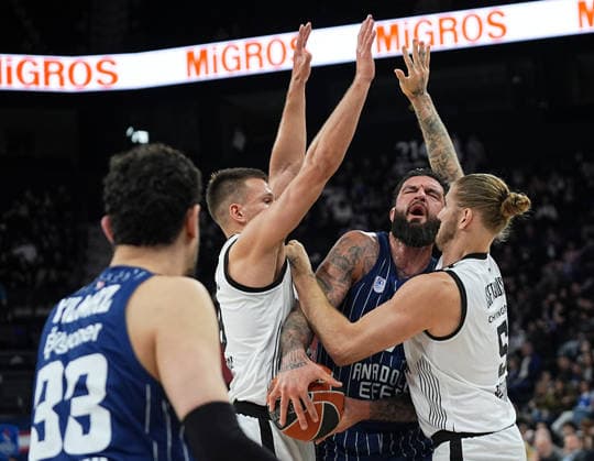Anadolu Efes v Partizan - EuroLeague ISTANBUL, TURKIYE - APRIL 8: Vincent Poirier (C) of Anadolu Efes in action against Dylan Osetkowski (5) of Partizan during the Turkish Airlines EuroLeague Round 36 game at the Turkcell Basketball Development Center, on April 8, 2026, in Istanbul, Turkiye. Esra Bilgin Anadolu Istanbul Turkey. Editorial use only. Please get in touch for any other usage.  Copyright: x2026xAnadoluxEsraxBilginx