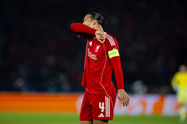 Football - UEFA Champions League - Quarter-Final - 1st Leg - Paris Saint-Germain FC v Liverpool FC PARIS, FRANCE - Wednesday, April 8, 2026: Liverpool s captain Virgil van Dijk wipes his forehead during the UEFA Champions League Quarter-Final 1st Leg match between Paris Saint-Germain FC and Liverpool FC at the Parc des Princes. (Photo by David Rawcliffe Propaganda) PARIS Parc des Princes ÃŽLE-DE-FRANCE FRANCE  Copyright: xDavidxRawcliffex P2026-04-08-PSG_Liverpool-48