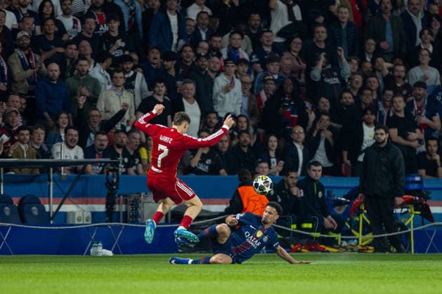 Football - UEFA Champions League - Quarter-Final - 1st Leg - Paris Saint-Germain FC v Liverpool FC PARIS, FRANCE - Wednesday, April 8, 2026: Liverpool s Florian Wirtz is challenged by Paris Saint-Germain s Desire DouÃ (R) during the UEFA Champions League Quarter-Final 1st Leg match between Paris Saint-Germain FC and Liverpool FC at the Parc des Princes. (Photo by David Rawcliffe Propaganda) PARIS Parc des Princes ÃŽLE-DE-FRANCE FRANCE  Copyright: xDavidxRawcliffex P2026-04-08-PSG_Liverpool-49