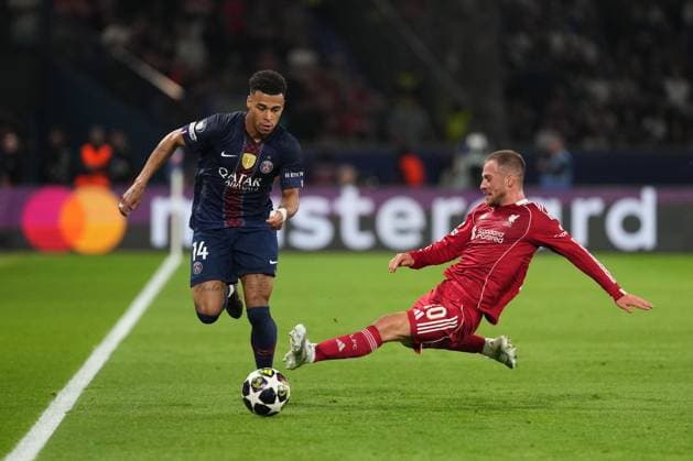 Alexis Mac Allister of Liverpool receives a yellow card for a foul on Desire Doue of PSG Paris Saint-Germain v Liverpool, UEFA Champions League, Quarter Final, First Leg, Football, Parc des Princes, Paris, France - 08 Apr 2026Paris Parc des Princes France EDITORIAL USE ONLY No use with unauthorised audio, video, data, fixture lists, club league logos or live services. Online in-match use limited to 120 images, no video emulation. No use in betting, games or single club league player publications.  Copyright: xDavexWinter Shutterstockx 16811861bf