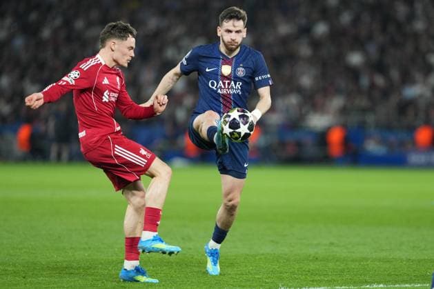 Khvicha Kvaratskhelia of PSG and Florian Wirtz of Liverpool Paris Saint-Germain v Liverpool, UEFA Champions League, Quarter Final, First Leg, Football, Parc des Princes, Paris, France - 08 Apr 2026Paris Parc des Princes France EDITORIAL USE ONLY No use with unauthorised audio, video, data, fixture lists, club league logos or live services. Online in-match use limited to 120 images, no video emulation. No use in betting, games or single club league player publications.  Copyright: xDavexWinter Shutterstockx 16811861bm