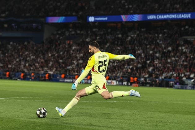 UEFA Champions League Quarter Finals Paris Saint-Germain v Liverpool Liverpool goalkeeper Giorgi Mamardashvili takes a goal kick during the UEFA Champions League Quarter Finals match Paris Saint-Germain vs Liverpool at Parc des Princes, Paris, France on 08 April 2026 (Photo by Alfie Cosgrove News Images) Paris Parc des Princes Paris France Copyright: xAlfiexCosgrove NewsxImagesx