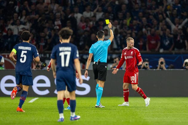 Football - UEFA Champions League - Quarter-Final - 1st Leg - Paris Saint-Germain FC v Liverpool FC PARIS, FRANCE - Wednesday, April 8, 2026: Liverpool s Alexis Mac Allister (R) is shown a yellow card by referee JosÃ Sanchez during the UEFA Champions League Quarter-Final 1st Leg match between Paris Saint-Germain FC and Liverpool FC at the Parc des Princes. (Photo by David Rawcliffe Propaganda) PARIS Parc des Princes ÃŽLE-DE-FRANCE FRANCE  Copyright: xDavidxRawcliffex P2026-04-08-PSG_Liverpool-73