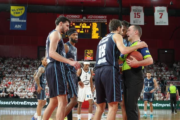 JL Bourg v Turk Telekom - EuroCup Basketball BOURG-EN-BRESSE, FRANCE - APRIL 8: Dogus Ozdemiroglu of Turk Telekom talks with the referee during the third game of EuroCup Basketball semifinal match between JL Bourg and Turk Telekom in Bourg-en-Bresse, France on April 8, 2026.??????? Mathieu Prudhomme Anadolu Bourg-en-Bresse France. Editorial use only. Please get in touch for any other usage.  Copyright: x2026xAnadoluxMathieuxPrudhommex