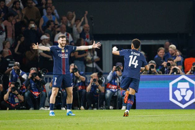 Khvicha Kvaratskhelia and Desire Doue seen celebrating after scoring goal during UEFA Champions League quarterfinal game between teams of Paris Saint-Germain Football Club and Liverpool FC (Maciej Rogowski Ball Raw Images PT) Paris Parc des Princes France Copyright: xMaciejxRogowskix maciejrogowski_psg_liverpool_2526-2