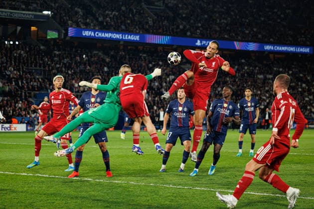 Players of both teams seen during UEFA Champions League quarterfinal game between teams of Paris Saint-Germain Football Club and Liverpool FC (Maciej Rogowski Ball Raw Images PT) Paris Parc des Princes France Copyright: xMaciejxRogowskix maciejrogowski_psg_liverpool_2526-7