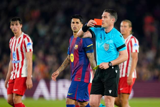 ESP: FC Barcelona, Barca - Atletico de Madrid. UEFA Champions League. Quarter-Finals, first leg. The referee shows red card to Pau Cubarsi of FC Barcelona during UEFA Champions League match, Quarter-Finals, first leg, between FC Barcelona and Atletico de Madrid played at Spotify Camp Nou Stadium on April 8, 2026 in Barcelona, Spain. kpng Copyright: xSergioxRuizx xPRESSINPHOTOx PS_260408_BAR_ATL_CH_2526_053