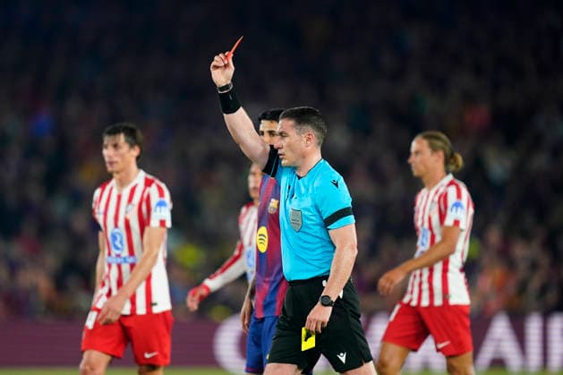 ESP: FC Barcelona, Barca - Atletico de Madrid. UEFA Champions League. Quarter-Finals, first leg. The referee shows red card to Pau Cubarsi of FC Barcelona during UEFA Champions League match, Quarter-Finals, first leg, between FC Barcelona and Atletico de Madrid played at Spotify Camp Nou Stadium on April 8, 2026 in Barcelona, Spain. kpng Copyright: xSergioxRuizx xPRESSINPHOTOx PS_260408_BAR_ATL_CH_2526_054