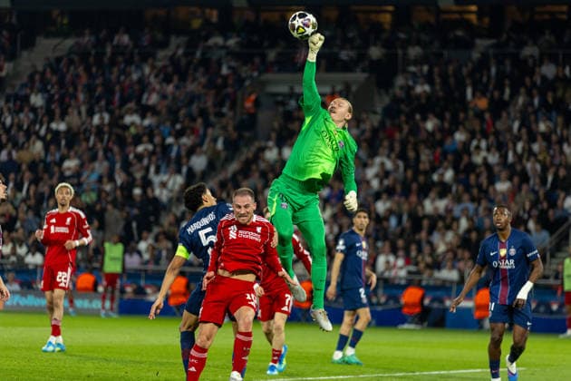 Football - UEFA Champions League - Quarter-Final - 1st Leg - Paris Saint-Germain FC v Liverpool FC PARIS, FRANCE - Wednesday, April 8, 2026: Paris Saint-Germain s goalkeeper Matvei Safonov punches the ball away during the UEFA Champions League Quarter-Final 1st Leg match between Paris Saint-Germain FC and Liverpool FC at the Parc des Princes. (Photo by David Rawcliffe Propaganda) PARIS Parc des Princes ÃŽLE-DE-FRANCE FRANCE  Copyright: xDavidxRawcliffex P2026-04-08-PSG_Liverpool-84