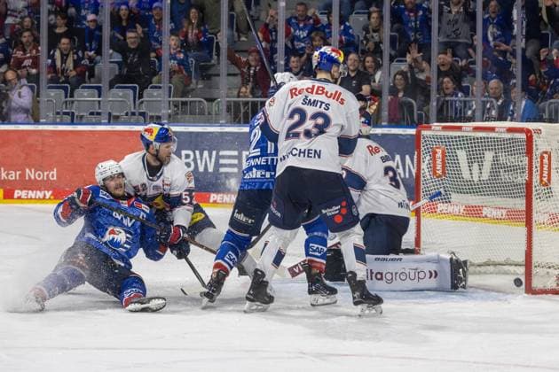 DEL, Deutsche Eishockey Liga Saison 2025 26, Playoff-Halbfinale, Spiel 1: Adler Mannheim gegen Red Bull München***Marc Michaelis (65) errzielt das 3:2 für Mannheim *** DEL, German Ice Hockey League Season 2025 26, Playoff Semifinal, Game 1 Adler Mannheim vs Red Bull MunichMarc Michaelis 65 scores the 3 2 for Mannheim Copyright: xUdoxHerrmannx