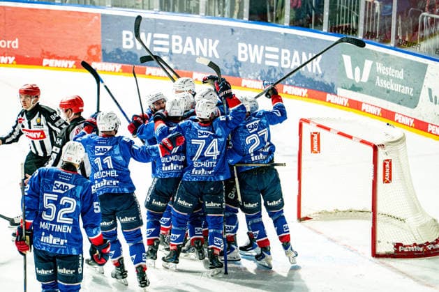 08.04.2026, xdaymx, Eishockey Penny DEL 1 2 Finale, Adler Mannheim - EHC Red Bull München Tojubel der Mannschaft nach dem Golden Goal von Marc Michaelis (Adler Mannheim) (DFL DFB REGULATIONS PROHIBIT ANY USE OF PHOTOGRAPHS as IMAGE SEQUENCES and or QUASI-VIDEO) Mannheim *** 08 04 2026, xdaymx, Eishockey Penny DEL 1 2 Finale, Adler Mannheim EHC Red Bull München Tojubel der Mannschaft nach dem Golden Goal von Marc Michaelis Adler Mannheim DFL DFB REGULATIONS PROHIBIT ANY USE OF PHOTOGRAPHS as IMAGE SEQUENCES and or QUASI VIDEO Mannheim