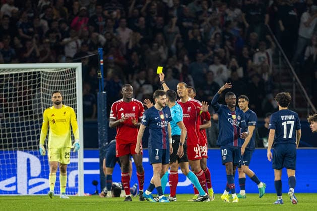 Football - UEFA Champions League - Quarter-Final - 1st Leg - Paris Saint-Germain FC v Liverpool FC PARIS, FRANCE - Wednesday, April 8, 2026: Liverpool s captain Virgil van Dijk (R) reacts to referee JosÃ Sanchez awarding Paris Saint-Germain a penalty and giving Ibrahima KonatÃ a yellow card during the UEFA Champions League Quarter-Final 1st Leg match between Paris Saint-Germain FC and Liverpool FC at the Parc des Princes. (Photo by David Rawcliffe Propaganda) PARIS Parc des Princes ÃŽLE-DE-FRANCE FRANCE  Copyright: xDavidxRawcliffex P2026-04-08-PSG_Liverpool-106