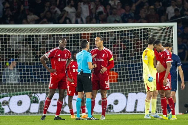 Football - UEFA Champions League - Quarter-Final - 1st Leg - Paris Saint-Germain FC v Liverpool FC PARIS, FRANCE - Wednesday, April 8, 2026: Liverpool s Ibrahima KonatÃ (L) and captain Virgil van Dijk (R) speak to referee JosÃ Sanchez about the penalty during the UEFA Champions League Quarter-Final 1st Leg match between Paris Saint-Germain FC and Liverpool FC at the Parc des Princes. (Photo by David Rawcliffe Propaganda) PARIS Parc des Princes ÃŽLE-DE-FRANCE FRANCE  Copyright: xDavidxRawcliffex P2026-04-08-PSG_Liverpool-107