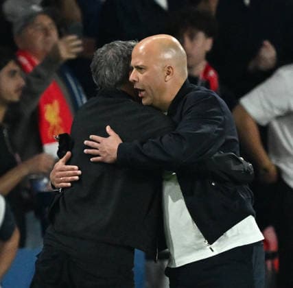 PSG v Liverpool - UEFA Champions League 2025 26 Quarter-finals 1st leg match PARIS, FRANCE - APRIL 8: Head Coach of PSG Luis Enrique (L) and Head Coach of Liverpool Arne Slot (R) during the UEFA Champions League 2025 26 Quarter-Final First Leg match between Paris Saint-Germain and Liverpool FC at Parc des Princes in Paris, France, on April 8, 2026. Mustafa Yalcin Anadolu Paris France. Editorial use only. Please get in touch for any other usage.  Copyright: x2026xAnadoluxMustafaxYalcinx