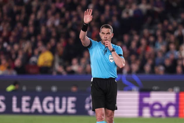 April 8, 2026, Barcelona, Barcelona, SPAIN: Istvan Kovacs, referee of the match gestures during the UEFA Champions League 2025 26 Quarter-finals First Leg, football match played between FC Barcelona, Barca and Atletico de Madrid at Spotify Camp Nou stadium on April 08, 2026 in Barcelona, Spain. Barcelona SPAIN - ZUMAa181 20260408_zaa_a181_333 Copyright: xJavierxBorregox