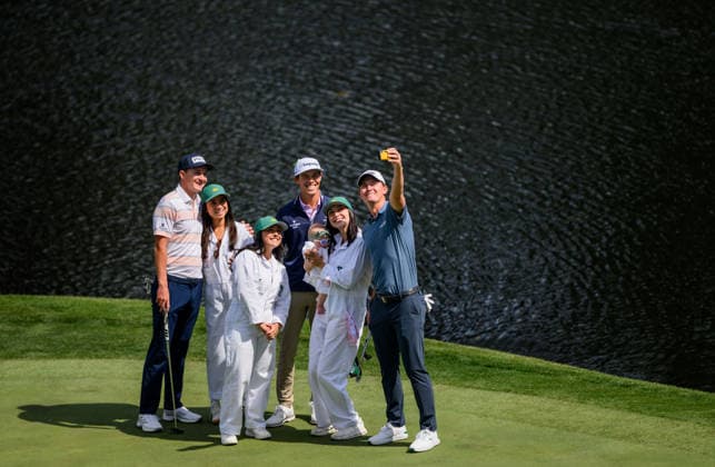 260408 Maverick McNealy of the United States, wife Maya McNealy, Matt McCarty of the United States, wife Madi McCarty, Johnny Keefer of the United States and fiancee Hitomi Chilcutt take a selfie during the Par Three Contest prior to the 2026 Masters Golf Tournament on April 8, 2026 in Augusta Photo Petter Arvidson BILDBYRAN kod PA PA1192 golf masters bbeng the masters augusta  Copyright: PETTERxARVIDSON BB260408PA070