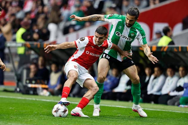 (L-R) Victor Gomez (Braga), Ricardo Rodriguez (Betis), APRIL 8, 2026 - Football Soccer : UEFA Europa League Quarter-finals 1st leg match between SC Braga - Real Betis Balompie at the Estadio Municipal de Braga in Braga, Portugal. Noxthirdxpartyxsales  aflo_326317310
