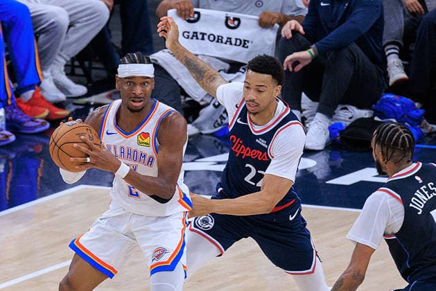 April 8, 2026, Inglewood, California, USA: Shai Gilgeous-Alexander 2 of the Oklahoma City Thunder looks to pass away from Jordan Miller 22 of the LA Clippers during a regular season NBA, Basketball Herren, USA game on Wednesday April 8, 2026 at Intuit Dome Arena in Inglewood, California. JAVIER ROJAS PI Inglewood USA - ZUMAp124 20260408_zaa_p124_016 Copyright: xJavierxRojasx