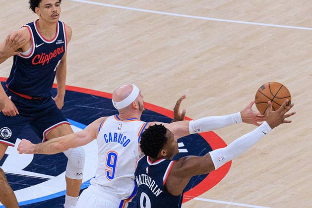 April 8, 2026, Inglewood, California, USA: Bennedict Mathurin 9 of the Los Angeles Clippers and Alex Caruso 9 of the Oklahoma City Thunder dive for a lose ball during a 2026 NBA, Basketball Herren, USA regular season game on Wednesday April 8, 2026 at Intuit Dome Arena in Inglewood, California. JAVIER ROJAS PI Inglewood USA - ZUMAp124 20260408_zaa_p124_017 Copyright: xJavierxRojasx