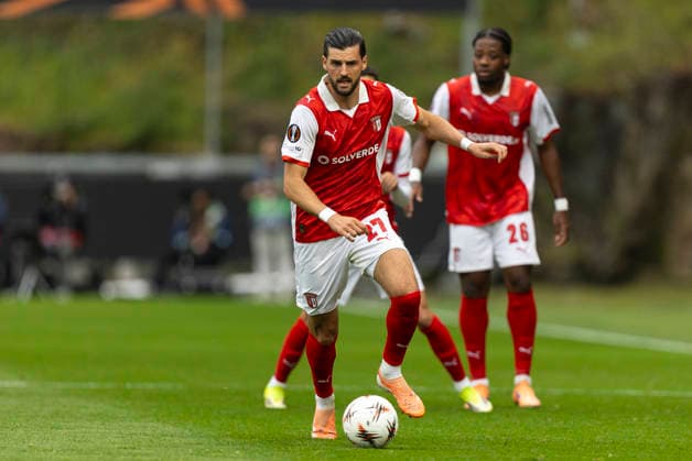 SC Braga v Real Betis Balompie - UEFA Europa League 2025 26 Quarter-Final First Leg Florian Grillitsch plays in a match between Braga and Real Betis during the quarter-finals of the UEFA Europa League 2025 26 at the Estadio Municipal de Braga in Braga, Portugal, on April 7, 2026. Braga Braga Portugal  Copyright: xDiegoxMaranhaox originalFilename:maranhao-scbragav260408_np2C2.jpg