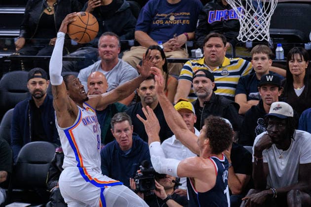 April 8, 2026, Inglewood, California, USA: Jalen Williams 8 of the Oklahoma City Thunder goes for a dunk over Brook Lopez 11 of the Los Angeles Clippers is guarded by during a 2026 NBA, Basketball Herren, USA regular season game on Wednesday April 8, 2026 at Intuit Dome Arena in Inglewood, California. JAVIER ROJAS PI Inglewood USA - ZUMAp124 20260408_zaa_p124_062 Copyright: xJavierxRojasx