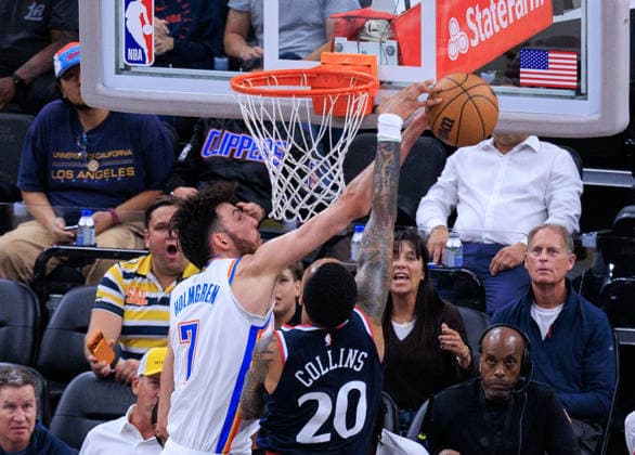 April 8, 2026, Inglewood, California, USA: John Collins 20 of the Los Angeles Clippers is block by Chet Holmgren 7 of the Oklahoma City Thunder during a 2026 NBA, Basketball Herren, USA regular season game on Wednesday April 8, 2026 at Intuit Dome Arena in Inglewood, California. JAVIER ROJAS PI Inglewood USA - ZUMAp124 20260408_zaa_p124_068 Copyright: xJavierxRojasx