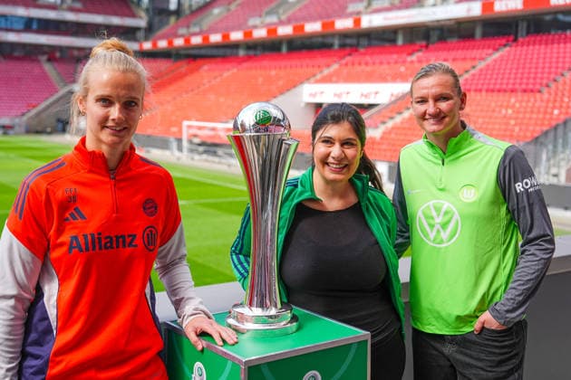 09 04 2026, xydrx, Football, DFB Pokal, Women, Finalists Talk and Cup Handover, Season 2025 2026, Rhein Energie Stadion Anna Klink FC Bayern München Derya Karadag Mayoress City of Cologne and Alexandra Popp VfL Wolfsburg pose together with the trophy DFB regulations prohibit any use of photographs as image sequences and or quasi video Copyright: HMBxMedia YannisxDreimann