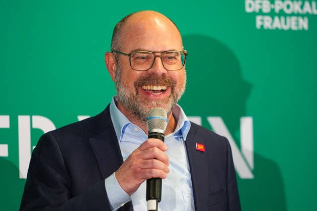 09 04 2026, xydrx, Football, DFB Cup, Women, Finalists Talk and Cup Handover, Season 2025 2026, Rhein Energie Stadion Lutz Wingerath Managing Director Kölner Sportstätten DFB regulations prohibit any use of photographs as image sequences and or quasi video Copyright: HMBxMedia YannisxDreimann
