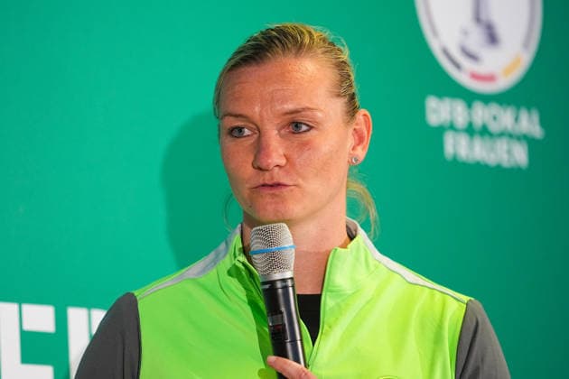 09 04 2026, xydrx, Football, DFB Pokal, Women, Finalists Talk and Cup Handover, Season 2025 2026, Rhein Energie Stadion Alexandra Popp VfL Wolfsburg DFB regulations prohibit any use of photographs as image sequences and or quasi video Copyright: HMBxMedia YannisxDreimann
