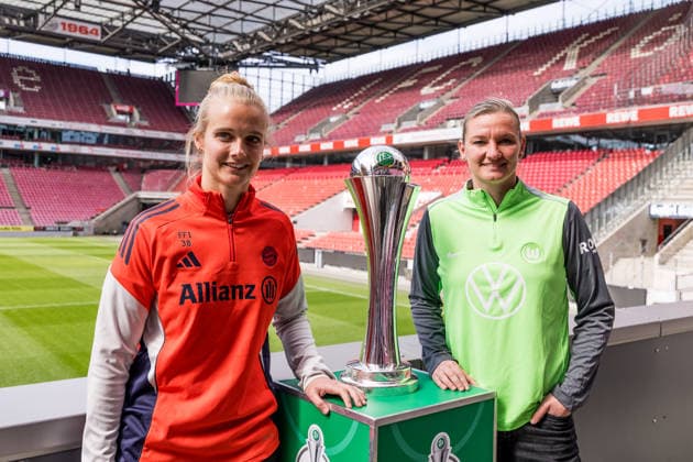 DFB Pokal der Frauen Finalistinnen Talk Cup Handover 09 04 2026 Anna Klink FC Bayern München and Alexandra Popp VfL Wolfsburg pose with DFB Pokal der Frauen in the stadium DFB Pokal der Frauen Finalistinnen Talk Cup Handover, Cologne, RheinEnergiestadion on 09 04 2026 Copyright: xBEAUTIFULxSPORTS Wunderlx